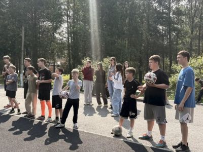 Командная игра на спортивной площадке