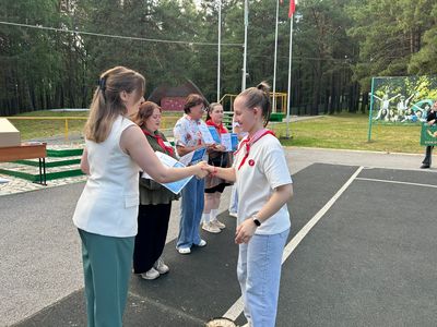 Участники линейки закрытия смены