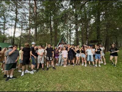 Участники квеста у летней эстрады