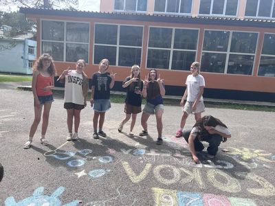 Участники конкурса рисунков на асфальте
