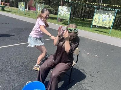 Участник в банной шапочке