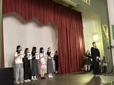 Участник конкурса выступает на сцене