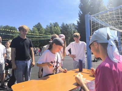 Команда выполняет задания на станции