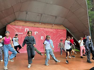 Зрители приветствуют артистов аплодисментами