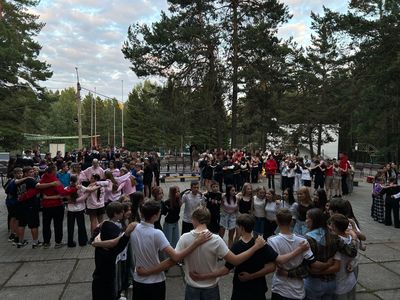 Объятия друзей перед расставанием