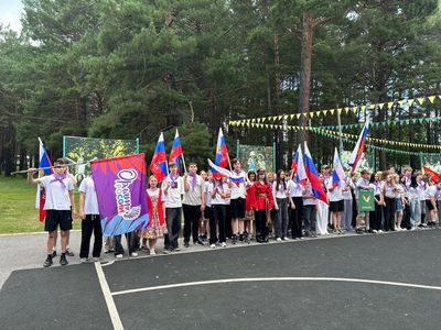 Вожатые и воспитанники на закрытии смены