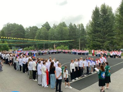 Торжественная линейка в лагере