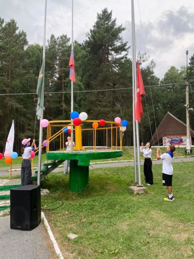 Поднятие государственных флагов
