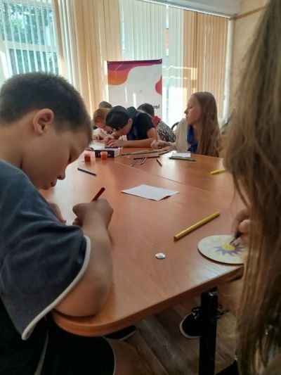 Ребята создают узоры для мандал