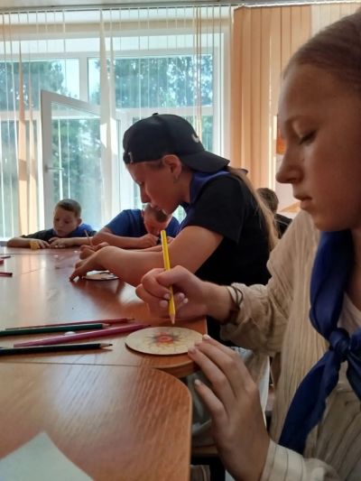 Участники подбирают цвета для росписи