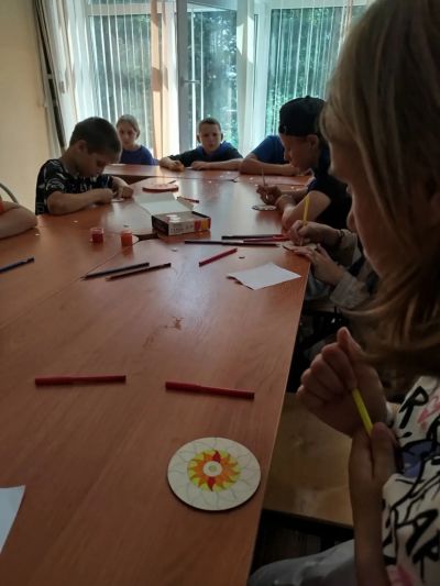 Участники занятия с готовыми мандалами