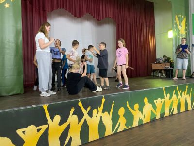 Импровизация участников на сцене