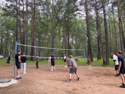 Игровой момент волейбольного турнира