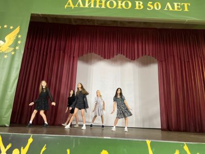 Участницы конкурса «Мисс Сокол» на сцене