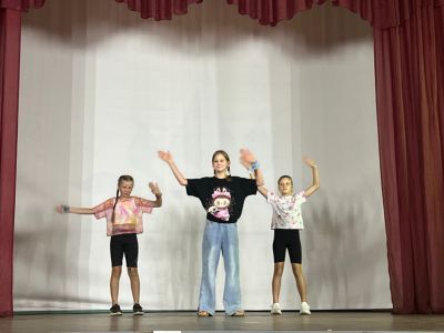 Выступление участницы конкурса талантов