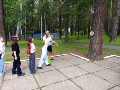 Участник соревнований по дартсу готовится к броску