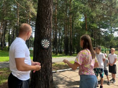 Участники следят за результатами бросков