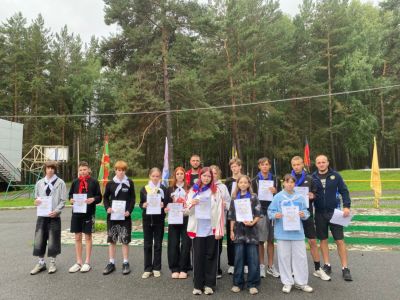 Участник турнира выполняет бросок в мишень