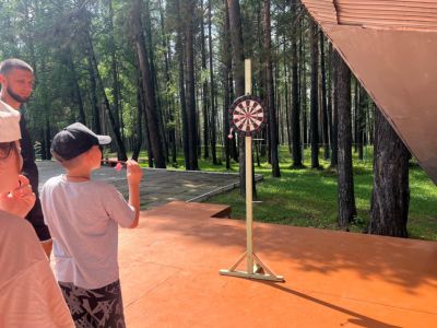 Яркий момент соревнований по дартсу
