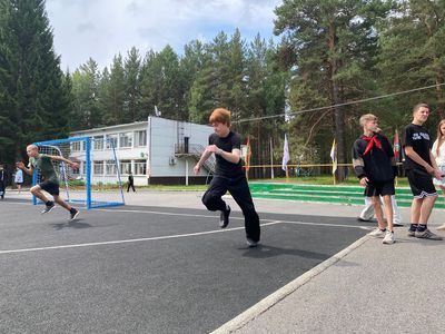 Участники соревнований по бегу на короткую дистанцию