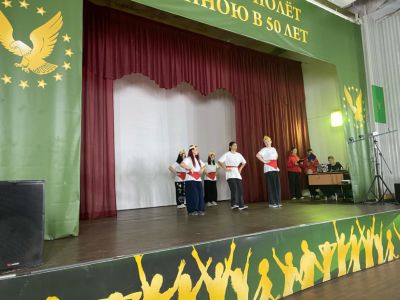 Выступление участников фестиваля народных танцев