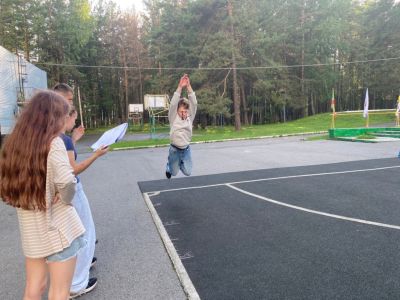 Ребята поддерживают участников спортивных соревнований