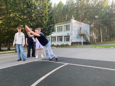 Участники соревнований на спортивной площадке лагеря «Сокол»