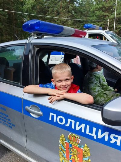 Ребята знакомятся со служебной собакой после выступления