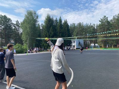 Участники поддерживают товарищей во время соревнований