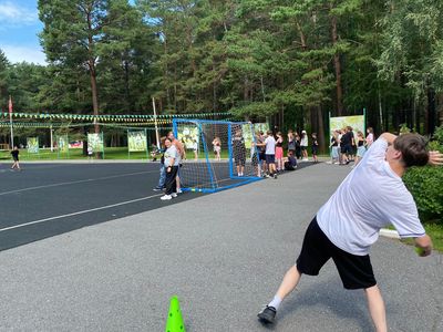 Участники соревнований по метанию мяча после завершения выступлений