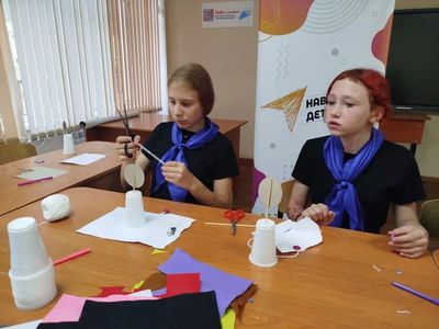 Участники мастер-класса создают весёлых человечков