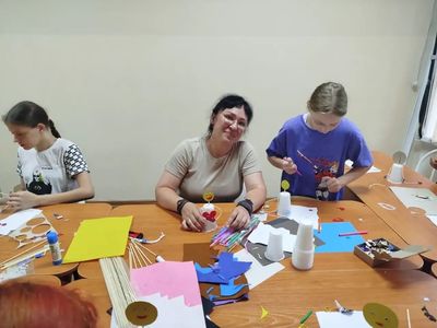 Ребята работают над своими творческими поделками