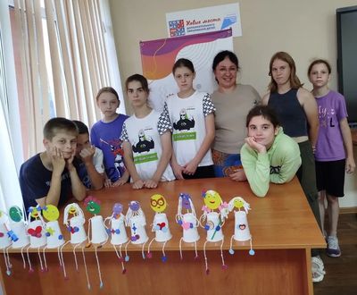 Ребята демонстрируют свои поделки