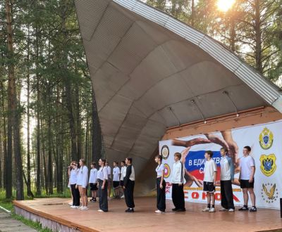 Участники исполняют песню о Родине