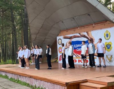 Зрители поддерживают выступающих дружными аплодисментами