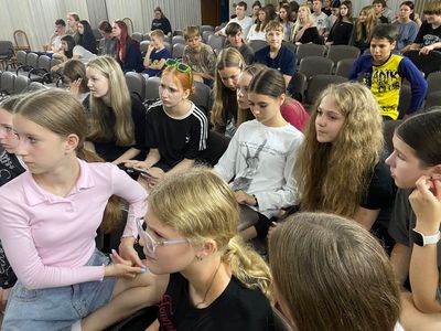 Участники патриотической викторины отвечают на вопросы