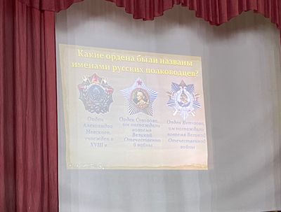 Участники обсуждают ответы на вопросы викторины