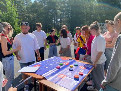 Участники проходят задания на тематических станциях