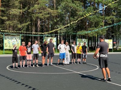 Болельщики поддерживают участников турнира