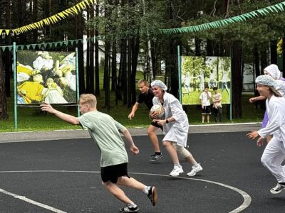 Участники комического футбольного матча выходят на поле
