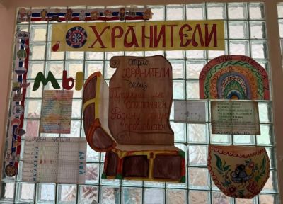 Участники смены оформляют отрядный уголок
