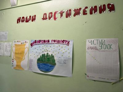 Участники возле оформленного отрядного стенда