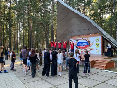 Творческое выступление команды вожатых