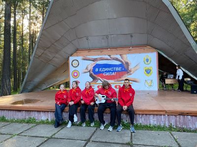 Воспитатели представляют свой номер на концерте