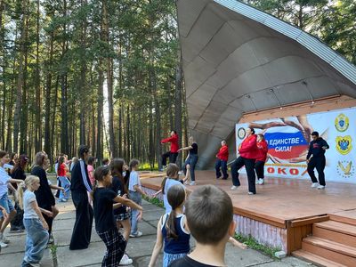 Танцевальный номер вожатых на сцене