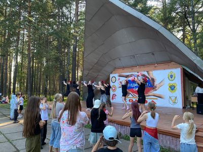 Зрители поддерживают участников концерта