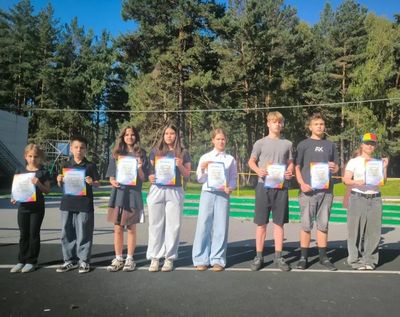 Участники смены на утренней линейке в «Соколе»