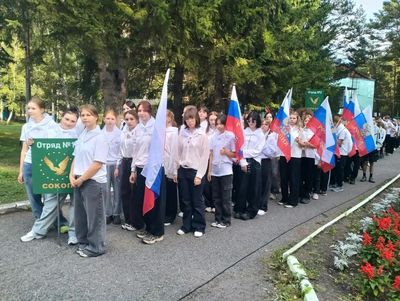 Поднятие Государственного флага Российской Федерации на открытии смены